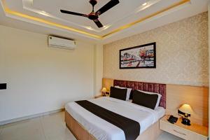 Postel nebo postele na pokoji v ubytování Hotel Caves Plaza Inn Near Delhi Airport