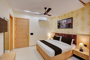 Postel nebo postele na pokoji v ubytování Hotel Caves Plaza Inn Near Delhi Airport