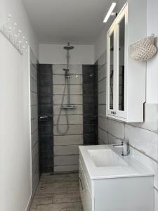 a white bathroom with a sink and a shower at Charmante Ferienwohnung mit Segelmöglichkeit in Jois