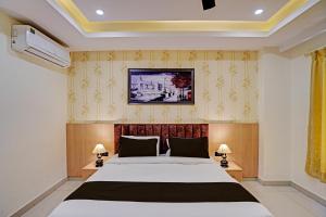 Postel nebo postele na pokoji v ubytování Hotel Caves Plaza Inn Near Delhi Airport