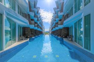 Bazén v ubytování The Beachfront Hotel Phuket nebo v jeho okolí