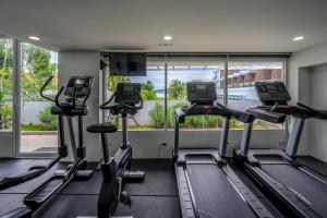 Fitness centrum a/nebo fitness zařízení v ubytování The Beachfront Hotel Phuket