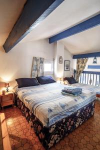 a bedroom with a large bed in a room at La Marina in Saint-Cyprien-Plage