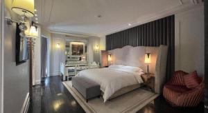 上海市にあるJinjiang Metropolo Hotel Classiq Shanghai Off Bundのベッドと机と椅子のある寝室