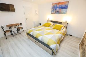 una camera da letto con un letto e un tavolo di Cozy studio in Nice Désambrois a Nizza