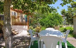 ボーザにあるFamily apartmentの庭の木の下の椅子