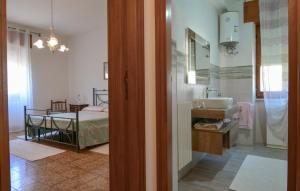 ボーザにあるFamily apartmentのバスルーム(シンク、鏡、テーブル付) +4枚の写真