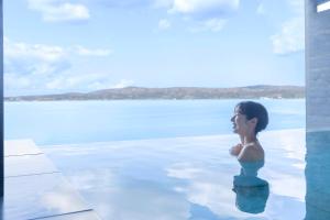 七尾市にあるTAOYA Wakuraのプールの水の中にいる幼い子供 +37枚の写真