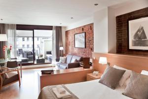 A seating area at Wello Apartments