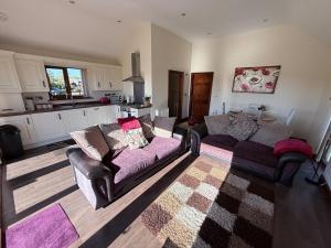 Η κουζίνα ή μικρή κουζίνα στο Poppy Lodge-Tranquil-Fishing-Hot Tub-7m to Beach