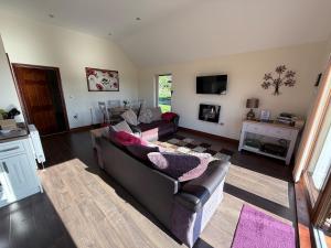 Μια τηλεόραση ή/και κέντρο ψυχαγωγίας στο Poppy Lodge-Tranquil-Fishing-Hot Tub-7m to Beach