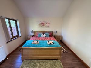 Ένα ή περισσότερα κρεβάτια σε δωμάτιο στο Poppy Lodge-Tranquil-Fishing-Hot Tub-7m to Beach