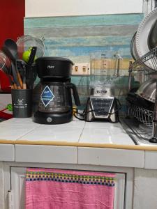 - une cafetière installée au-dessus d'un comptoir de cuisine dans l'établissement Apartamento Luis xalapa, à Cedro