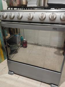 un four avec sa porte ouverte dans une cuisine dans l'établissement Apartamento Luis xalapa, à Cedro