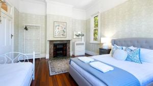 Una cama o camas en una habitación de Secret Garden