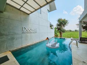 Bazén v ubytování Doowall Hotel nebo v jeho okolí