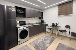 A cozinha ou cozinha compacta de 971. Modern Studio 2bed 1BA Kitchen