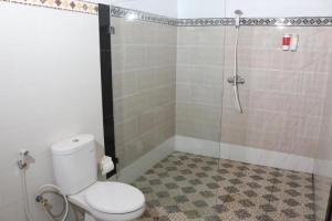 a bathroom with a toilet and a glass shower at Dangin Kubu Pedoman in Toyapakeh