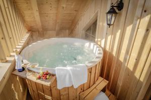 a jacuzzi tub in a wooden house at Arnestgut in Strobl
