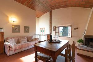 una sala de estar con un sofá y una mesa en Villa In The Farmhouse With Pool In Tuscany, en Bucine
