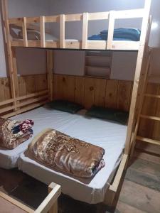 2 literas en una habitación con 3 estrellas que establecen que es lo que dice en Kailash Mansarovar Homestay, en Garbyāng