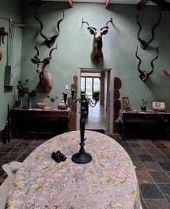 سرير أو أسرّة في غرفة في Carlsruhe Private Game Reserve Cullinan