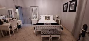 سرير أو أسرّة في غرفة في Carlsruhe Private Game Reserve Cullinan