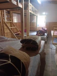 Habitación con 3 literas en un edificio en Kailash Mansarovar Homestay, en Garbyāng