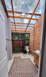 bagno con servizi igienici e soffitto in vetro. di Carlsruhe Private Game Reserve Cullinan a Vosburg