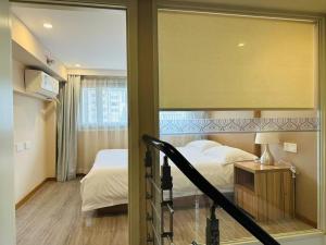 a hotel room with two beds and a window at Praise Hotel Xujiahui Zikawei Shanghai Stadium 上海徐家汇赞寓酒店上海体育馆地铁站店 in Shanghai +39 photos