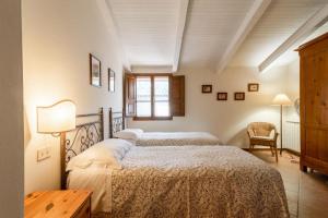 Una cama o camas en una habitación de Tuscan Villa With Pool In The Heart Of Tuscany