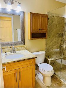 Ένα μπάνιο στο Room in Cheerful 2-bed House - Shared bathroom