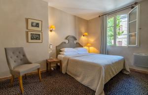 Postel nebo postele na pokoji v ubytování Hôtel Amphithéâtre
