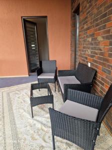 un gruppo di sedie e tavoli su un patio di Poilsio namai Oazė a Plungė