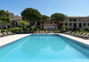 Basen w obiekcie Hôtel du Golf de Pont Royal - appartement paisible rez de jardin - terrasse & piscine lub w pobliżu