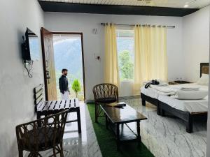 PhataKedar-Kashi Resorts and Resturant的一个人站在卧室里