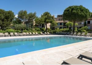 Basen w obiekcie Hôtel du Golf de Pont Royal - appartement paisible rez de jardin - terrasse & piscine lub w pobliżu