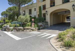 znak uliczny przed budynkiem w obiekcie Hôtel du Golf de Pont Royal - appartement paisible rez de jardin - terrasse & piscine w mieście Mallemort
