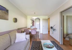 Część wypoczynkowa w obiekcie Hôtel du Golf de Pont Royal - appartement paisible rez de jardin - terrasse & piscine