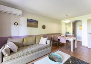 Część wypoczynkowa w obiekcie Hôtel du Golf de Pont Royal - appartement paisible rez de jardin - terrasse & piscine