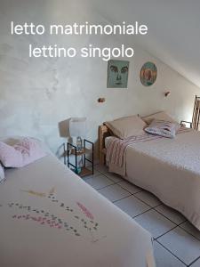 deux lits côte à côte dans une chambre dans l'établissement Original - 10 minuti da Matera, à Altamura