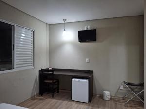 Sjónvarps- og/eða afþreyingartæki á Ônix Inn Hotel Cravinhos