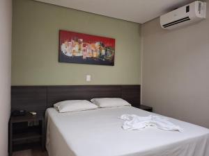 Rúm í herbergi á Ônix Inn Hotel Cravinhos