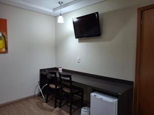 Sjónvarps- og/eða afþreyingartæki á Ônix Inn Hotel Cravinhos