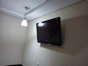 Sjónvarps- og/eða afþreyingartæki á Ônix Inn Hotel Cravinhos