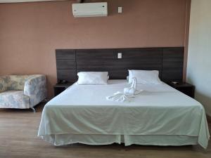 Rúm í herbergi á Ônix Inn Hotel Cravinhos