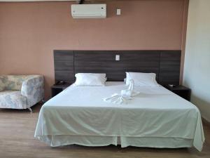 Rúm í herbergi á Ônix Inn Hotel Cravinhos