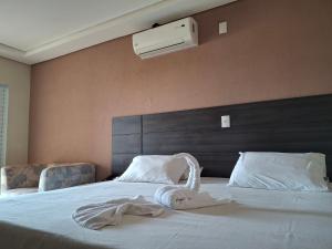 Rúm í herbergi á Ônix Inn Hotel Cravinhos