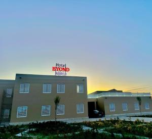 希瓦Hotel Byond Khiva的酒店周围的姐妹标志在建筑物顶部