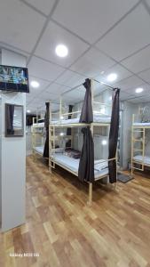 Postel nebo postele na pokoji v ubytování Maa Sheetala Dormitory